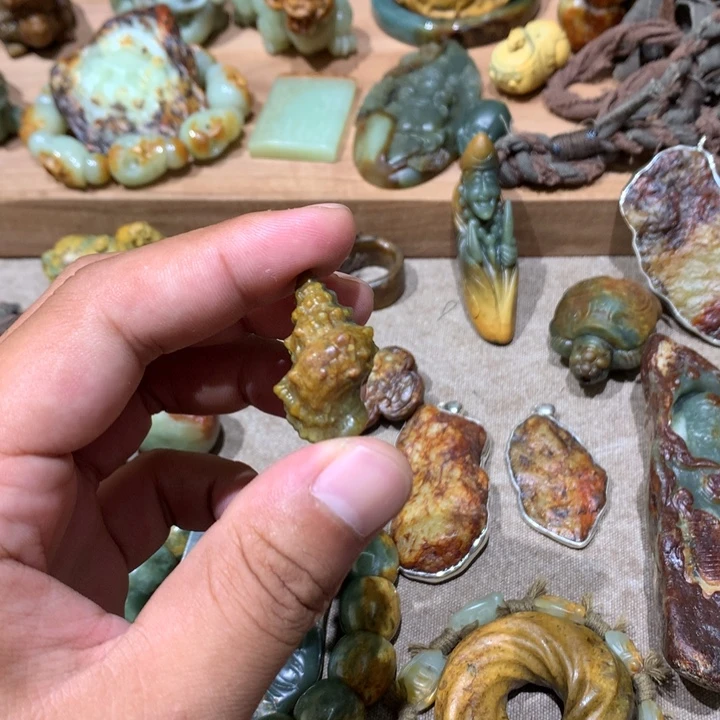 未镶嵌岫岩河磨玉（透闪石质玉）把件
