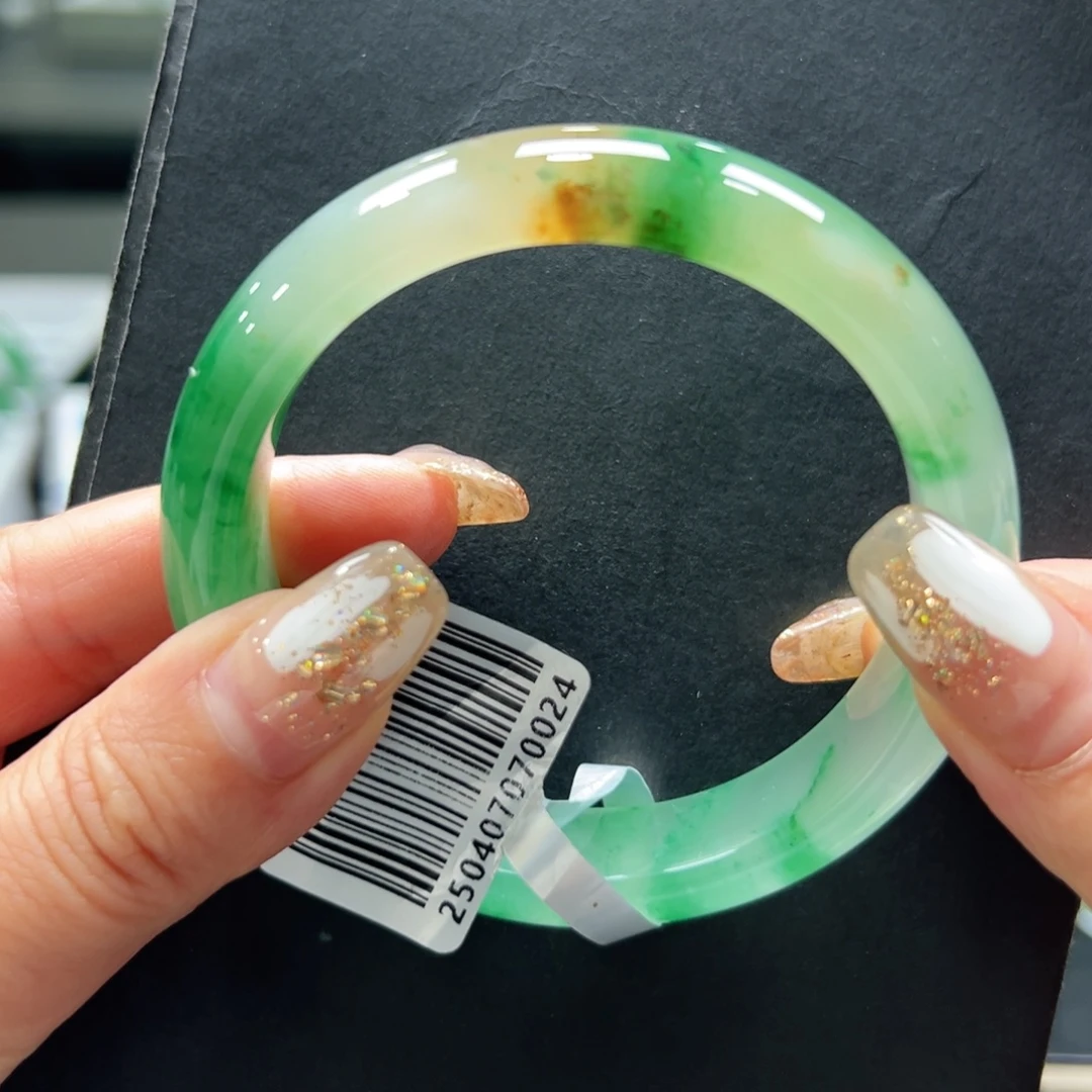 周***周石英质玉手镯未镶嵌