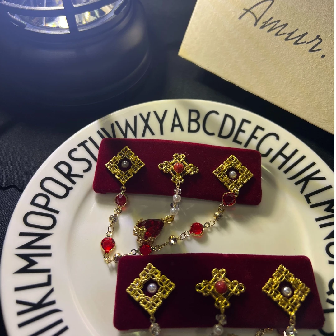 红色流苏蒙元素发夹