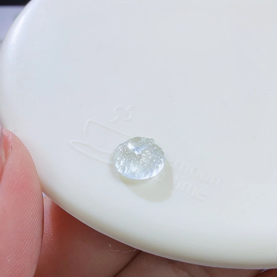 柒***:翡翠未镶嵌颈饰裸石