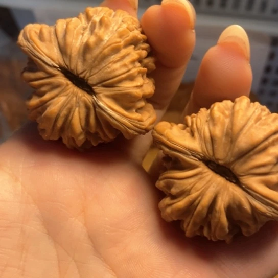 文玩核桃吊坠何****多四座楼