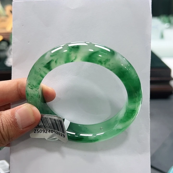 .****石英质玉（非洲翠）未镶嵌手镯