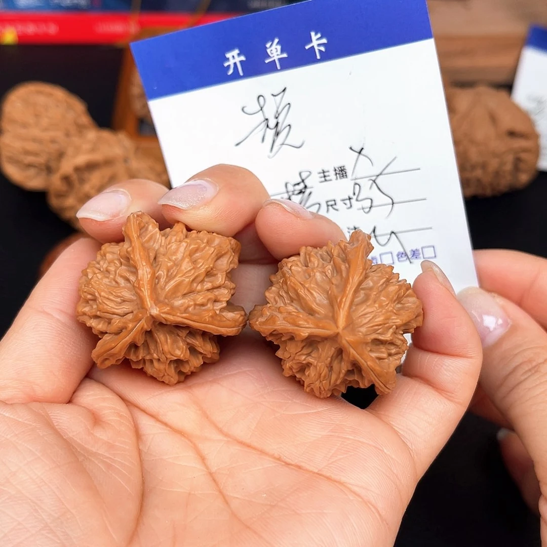 文玩核桃吊坠盘山三棱35尺。 赞