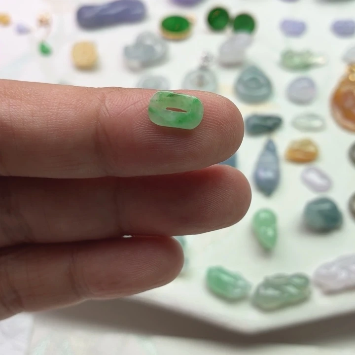 慕***人翡翠未镶嵌颈饰字母O