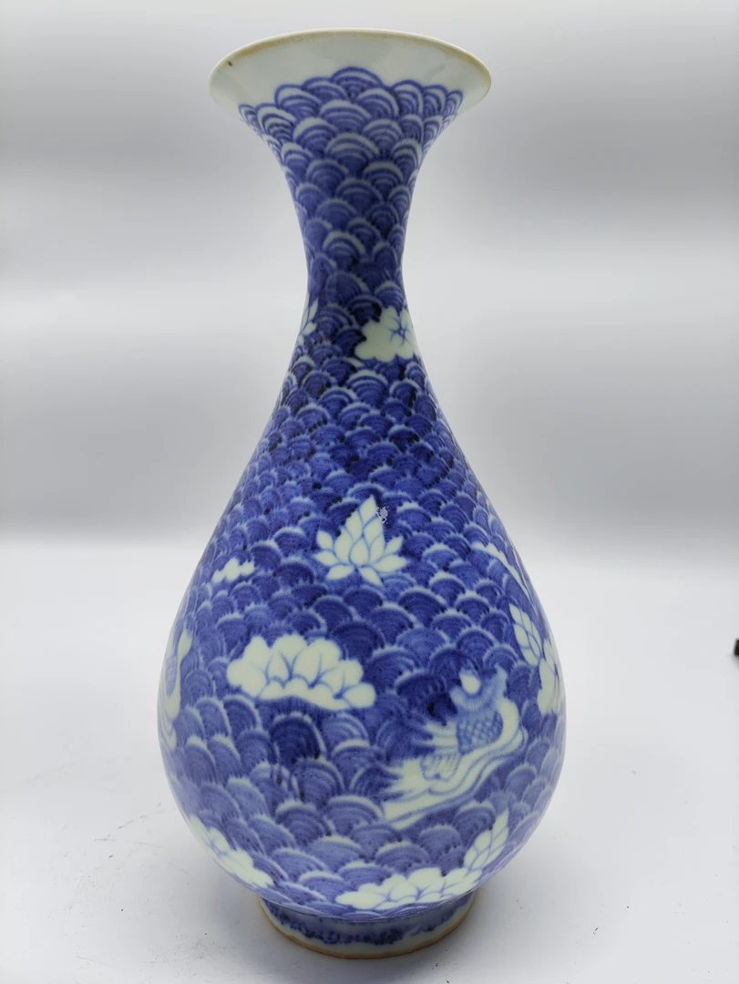 玉壶春瓶水波纹元青花