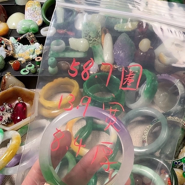 兔****翡翠未镶嵌颈饰翡翠未镶嵌颈饰