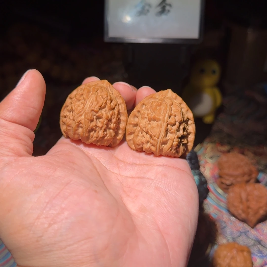 幻***把件文玩核桃1617三角白，尺寸40 42 39