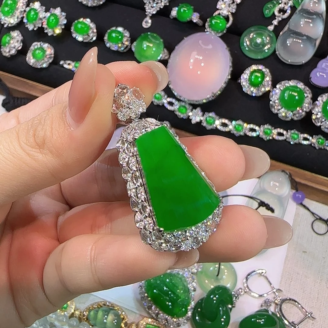 翡翠18K金镶嵌戒指