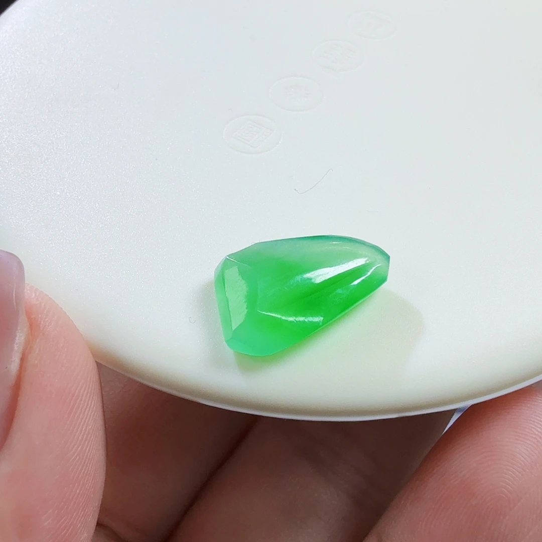 翡翠未镶嵌颈饰裸石