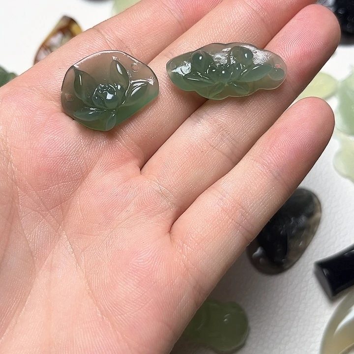 蛇纹石玉颈饰未镶嵌小****雄