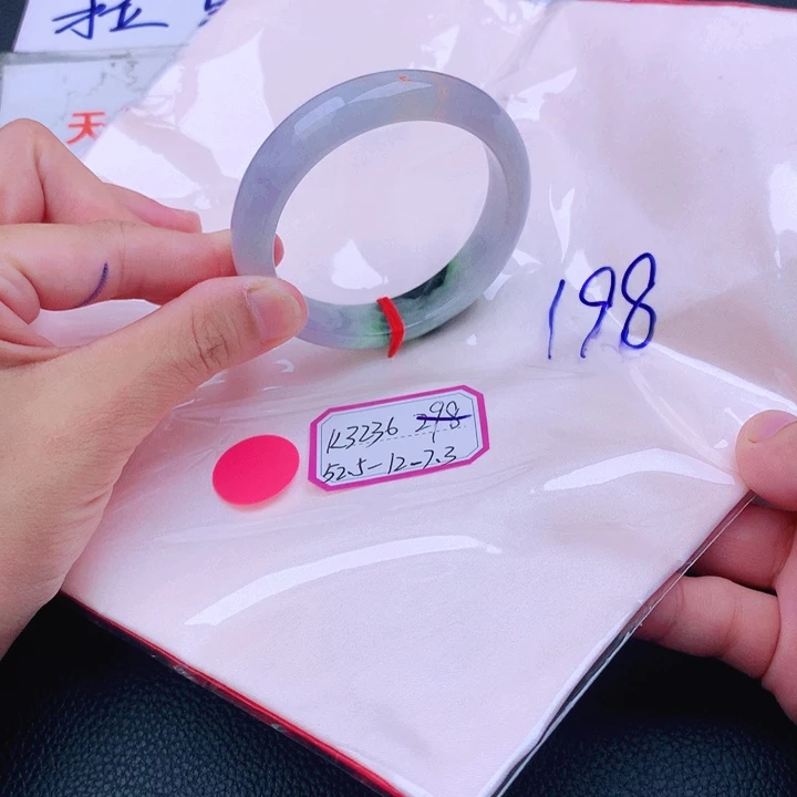 翡翠手镯未镶嵌翡翠