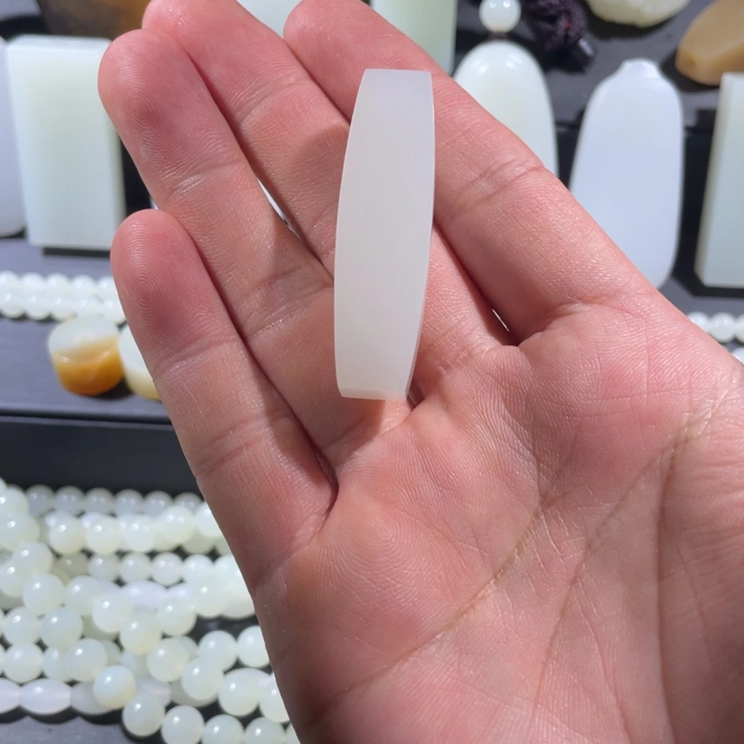 和田玉未镶嵌颈饰乐子