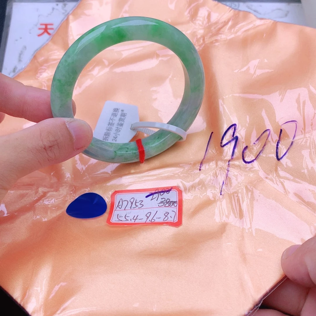 翡翠手镯未镶嵌翡翠