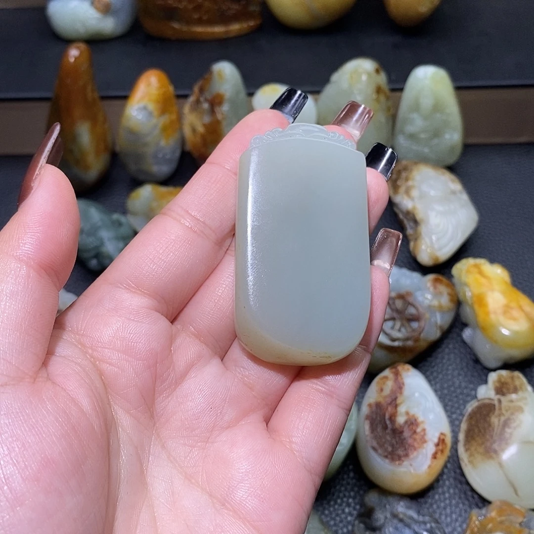 杀***员和田玉未镶嵌颈饰