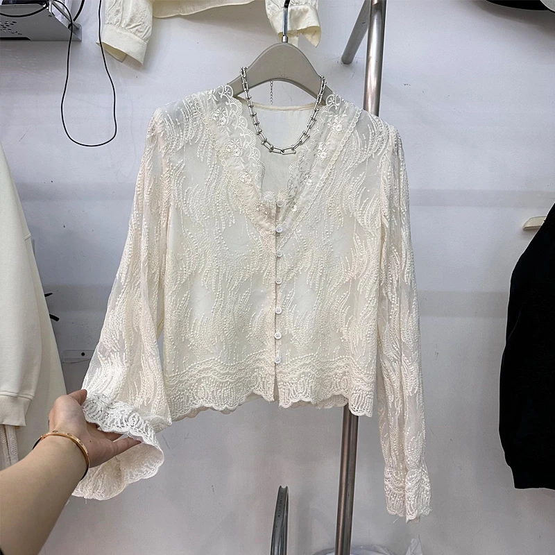 2025春夏新款欧韩货设计感小众钩花刺绣网红内搭时尚长袖蕾丝衫