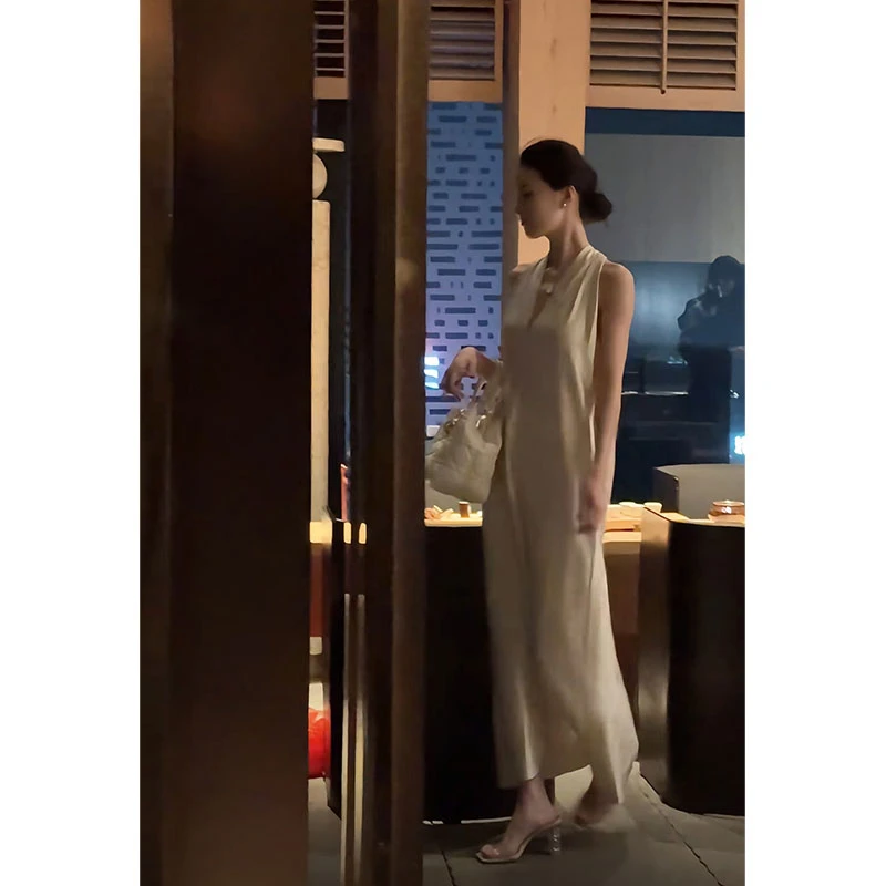 ins气质法式老钱风长款裙子女2025年夏季新款御姐范V领挂脖连衣裙