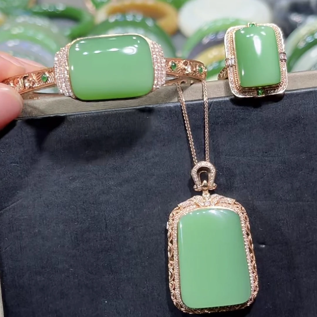 和田玉俄料碧玉夹层料粉绿无事牌戒指吊坠金镶手镯套装18K金镶嵌