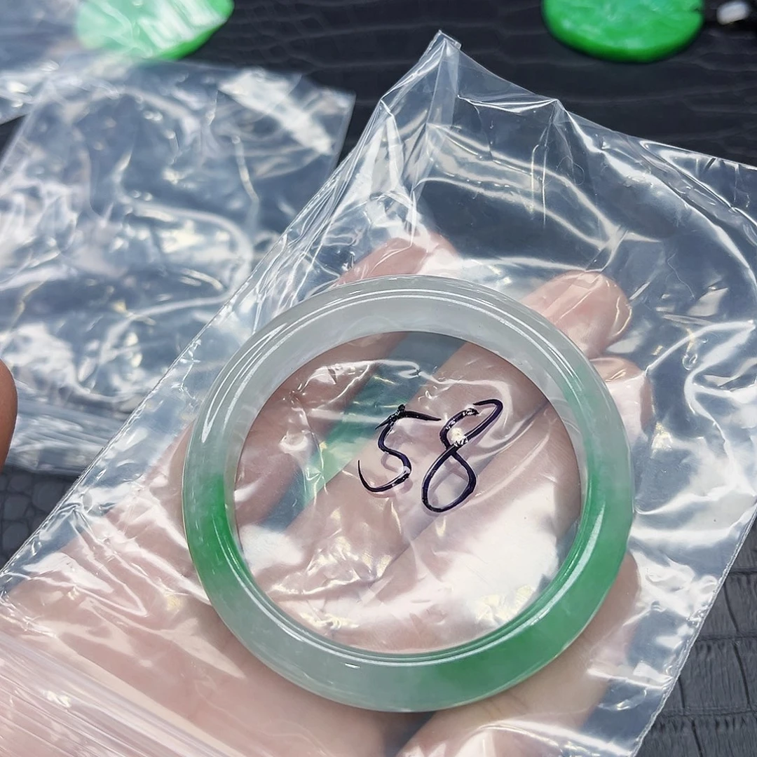 翡翠手镯未镶嵌多样性