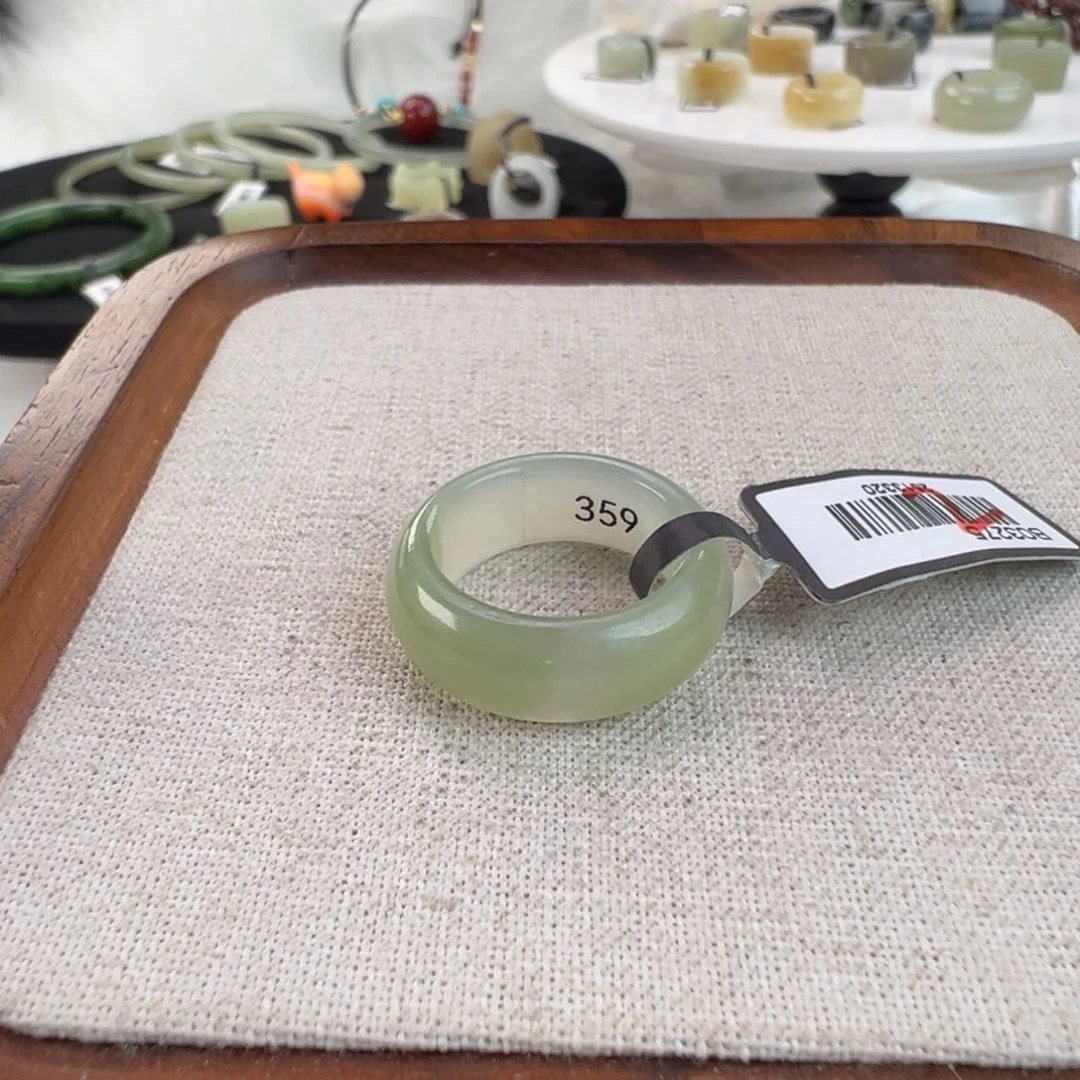 和田玉未镶嵌戒指w39翠绿轮胎16.8不退换