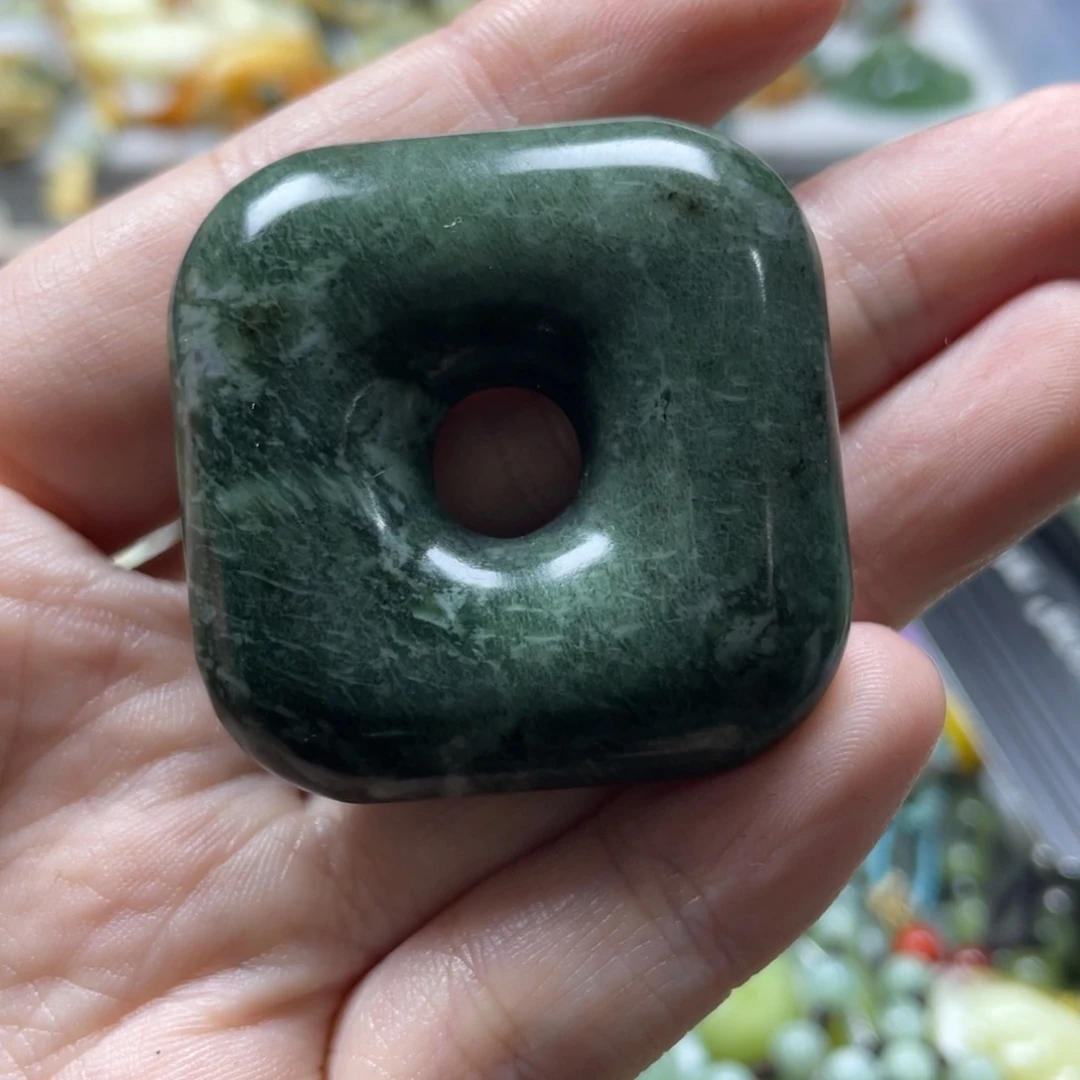 蛇纹石玉未镶嵌吊坠