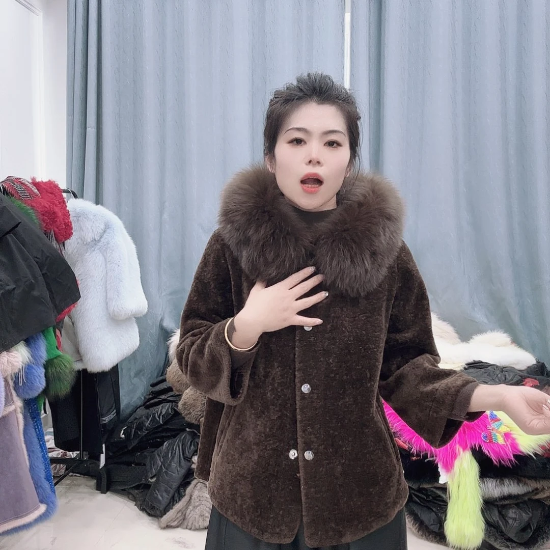 皮草搭配黑色西装和