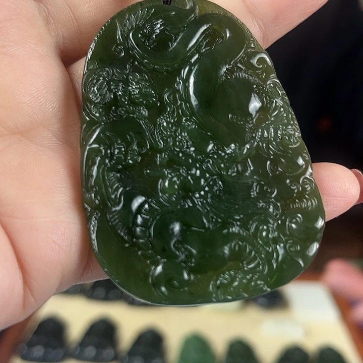 颈饰未镶嵌和田玉（碧玉）