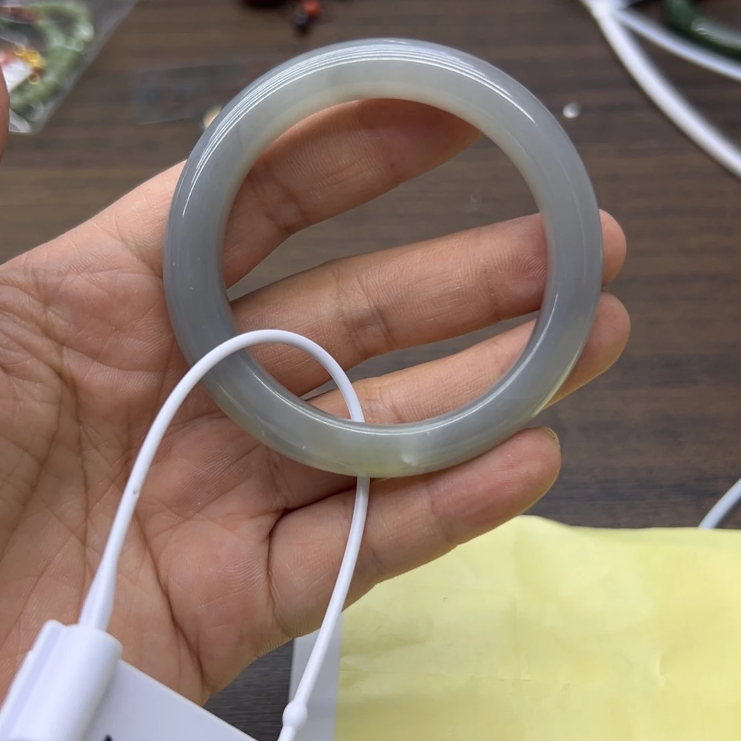 和田玉未镶嵌手镯52.6圈围63瑕