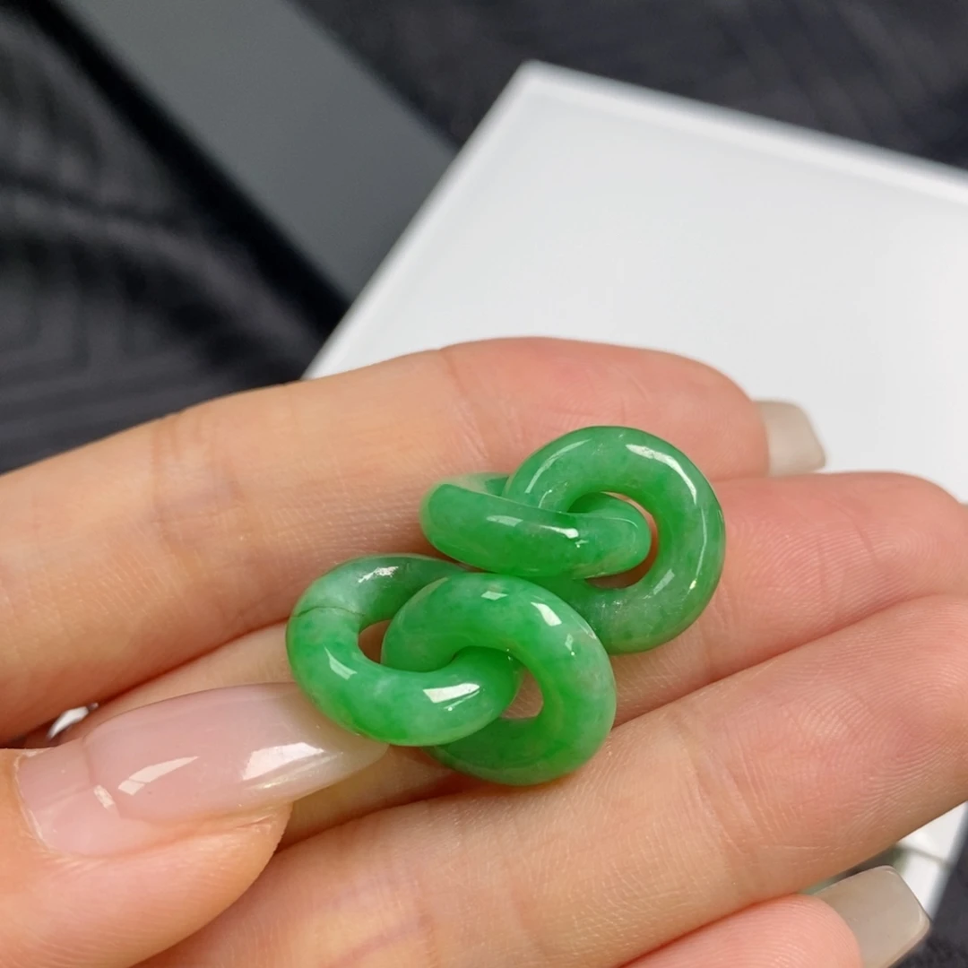 未镶嵌翡翠耳饰环环相扣 有纹有棉