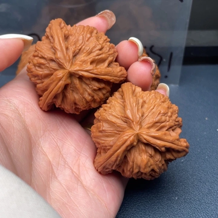 ****夸文玩核桃吊坠白狮子