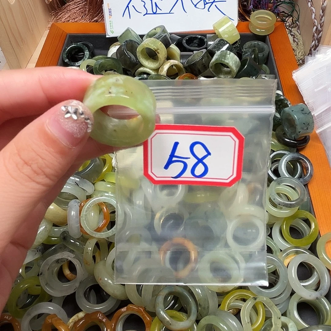 燕***子未镶嵌蛇纹石玉珠宝奇石