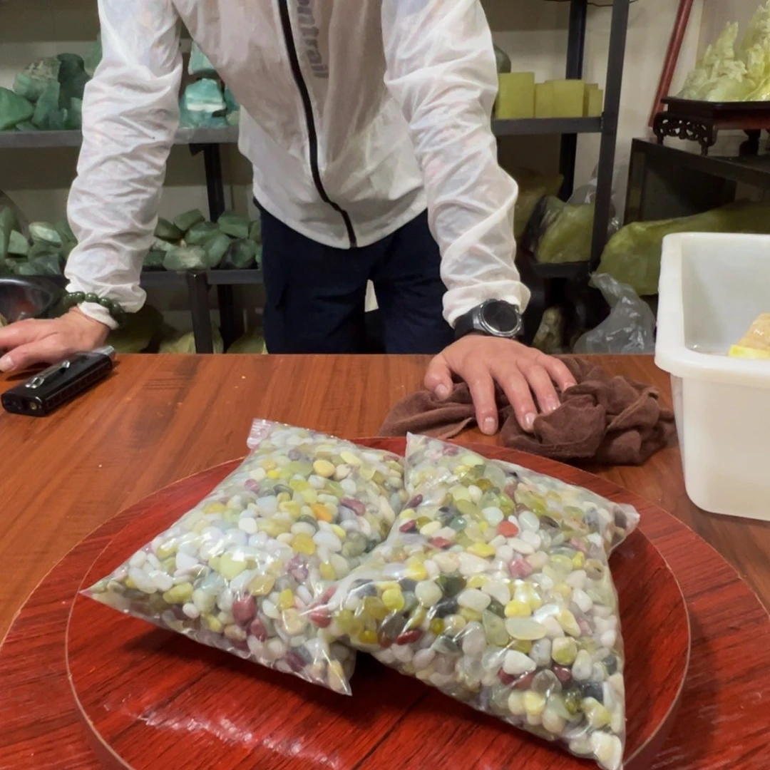 蛇纹石玉未镶嵌原石小鱼缸石