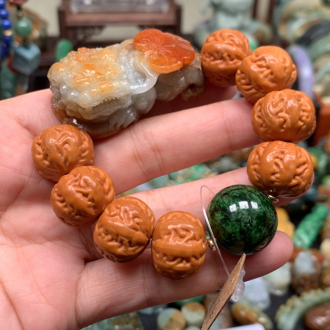 翡翠未镶嵌颈饰狮子