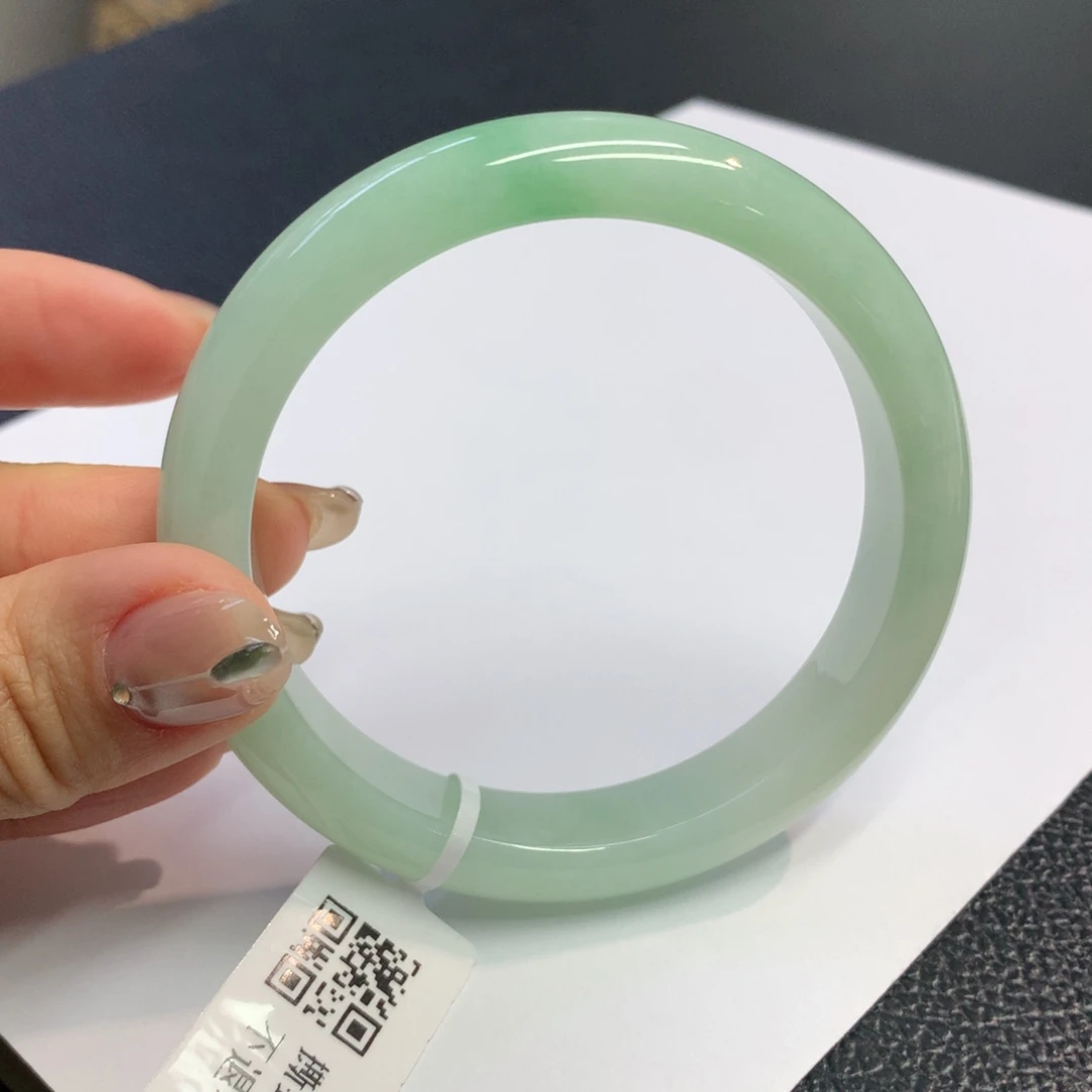 翡翠手镯未镶嵌缅甸翡翠手镯 温润细腻满绿