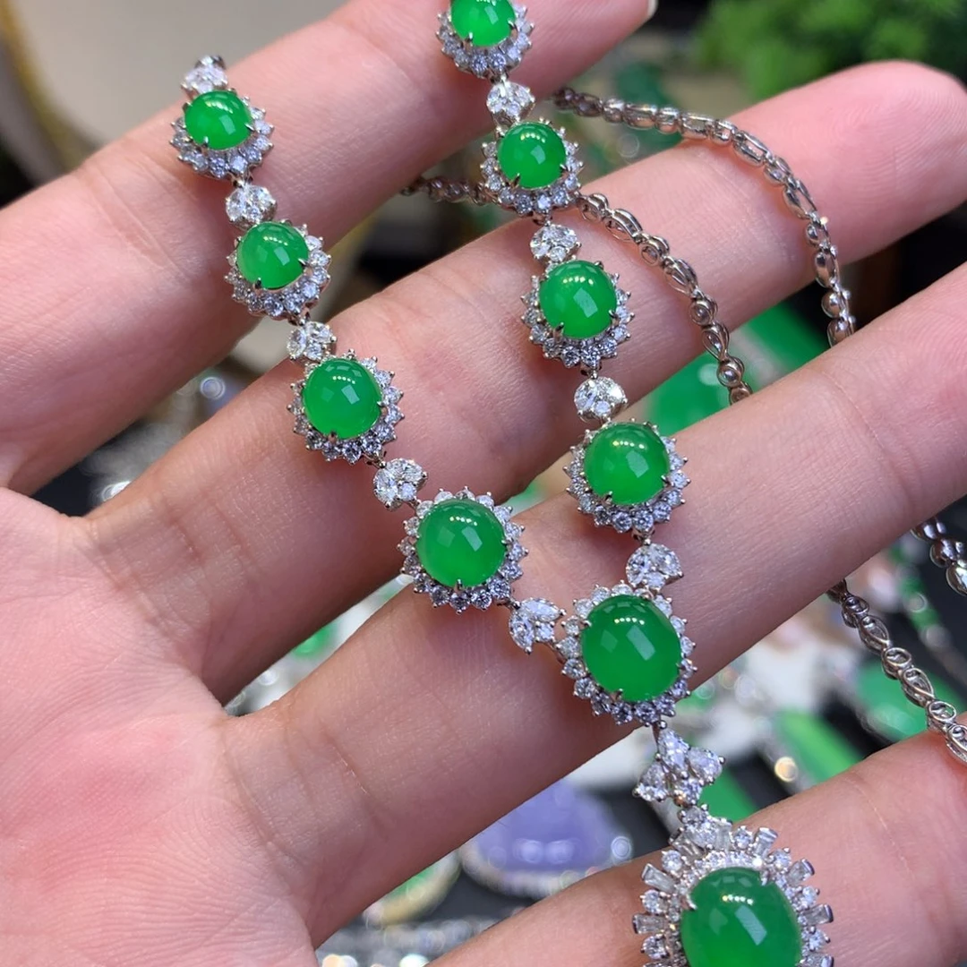 颈饰18K金镶嵌翡翠