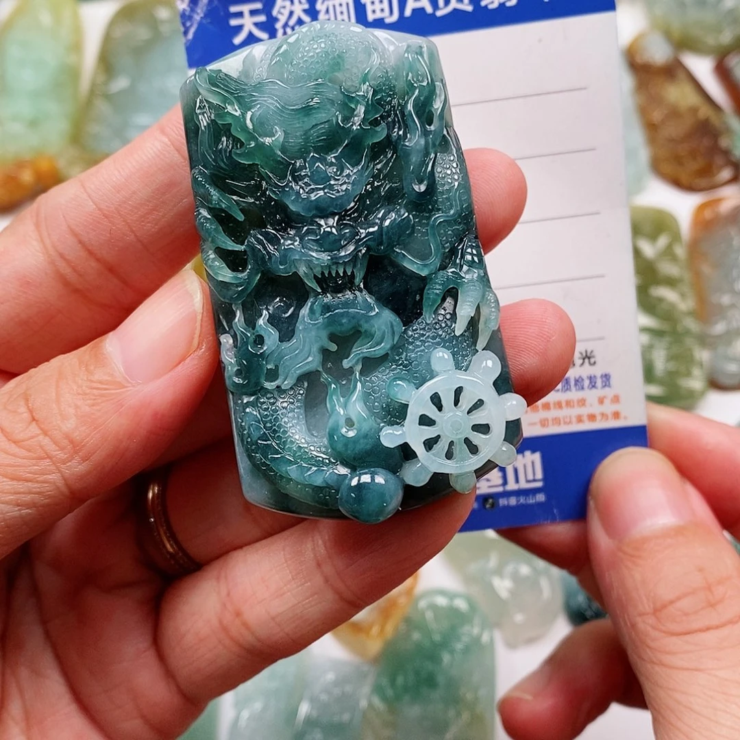 翡翠未镶嵌颈饰龙牌