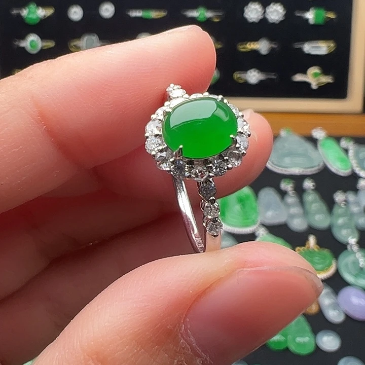 翡翠18K金镶嵌颈饰戒指