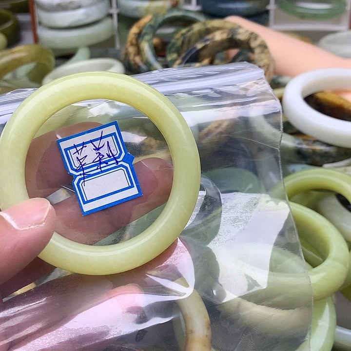 蛇纹石玉未镶嵌手镯茉****r