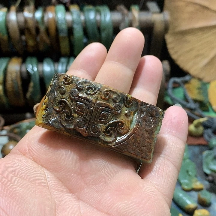 未镶嵌岫岩河磨玉（透闪石质玉）挂件