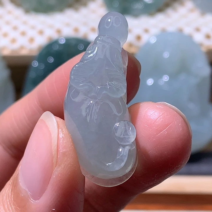 翡翠未镶嵌颈饰冰牛