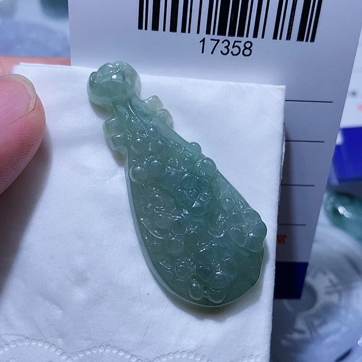 翡翠未镶嵌颈饰一