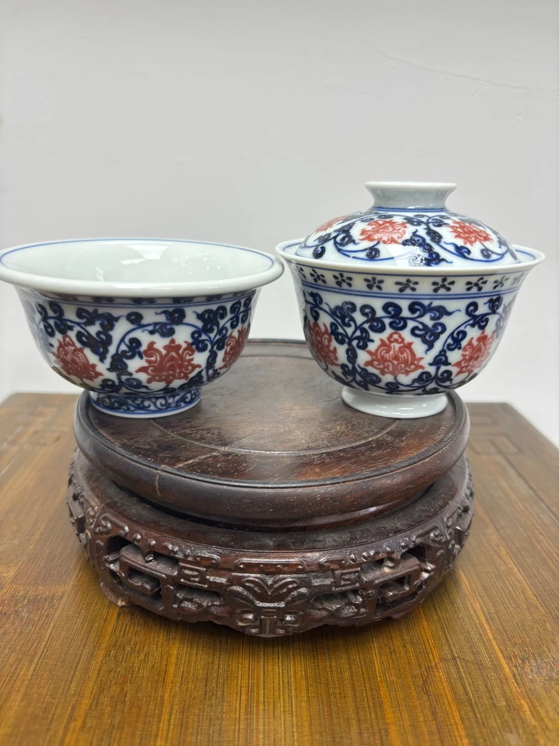 青花釉里红缠枝莲盖碗加杯