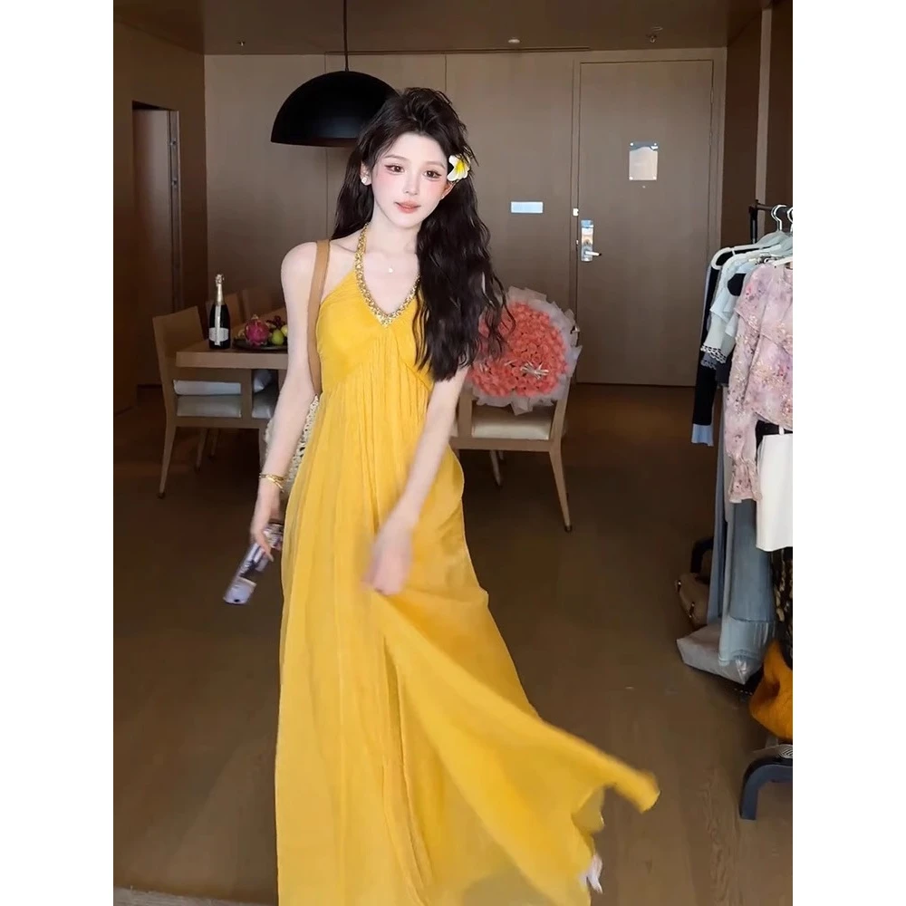黄色挂脖连衣裙女夏季2025新款法式高级感海边度假无袖露肩吊带裙
