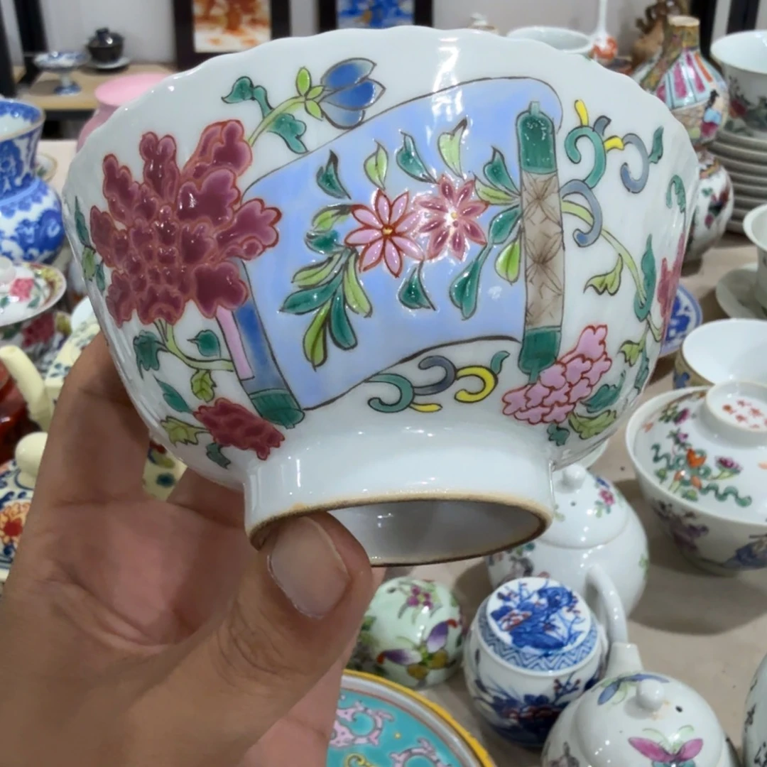 瓷片摆件的是谁和哪个了么