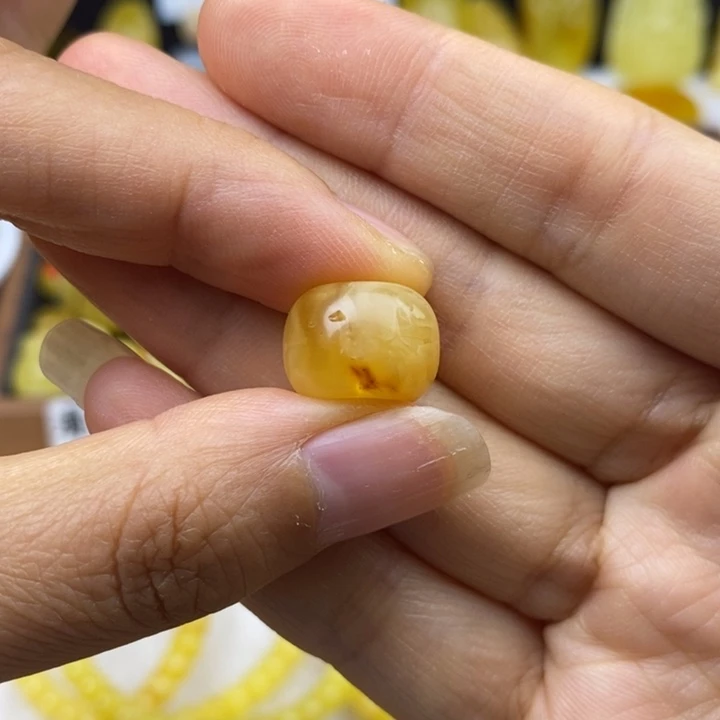 裸石蜜蜡未镶嵌尺寸13.8，瑕疵，有坑