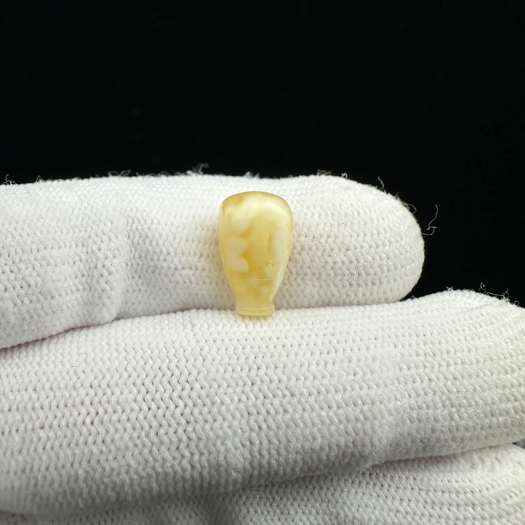 B3919天然原矿俄料蜜蜡瑕疵特价三通7.8*13.4mm支持复检