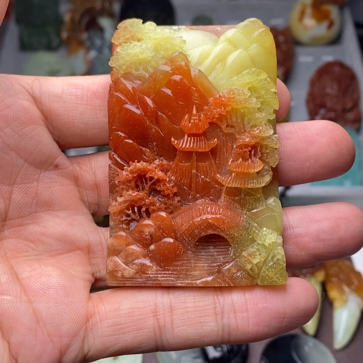 喜***雪未镶嵌蛇纹石玉颈饰