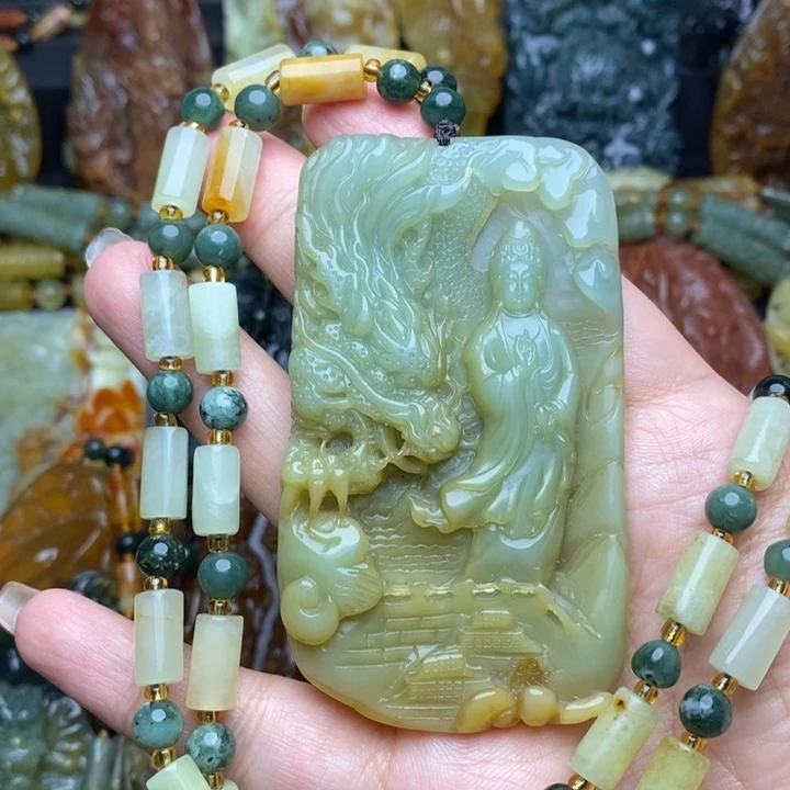 仰***风未镶嵌蛇纹石玉颈饰