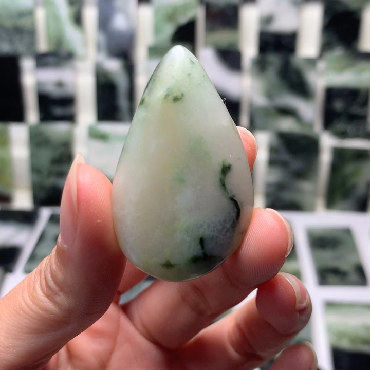 独山玉颈饰未镶嵌