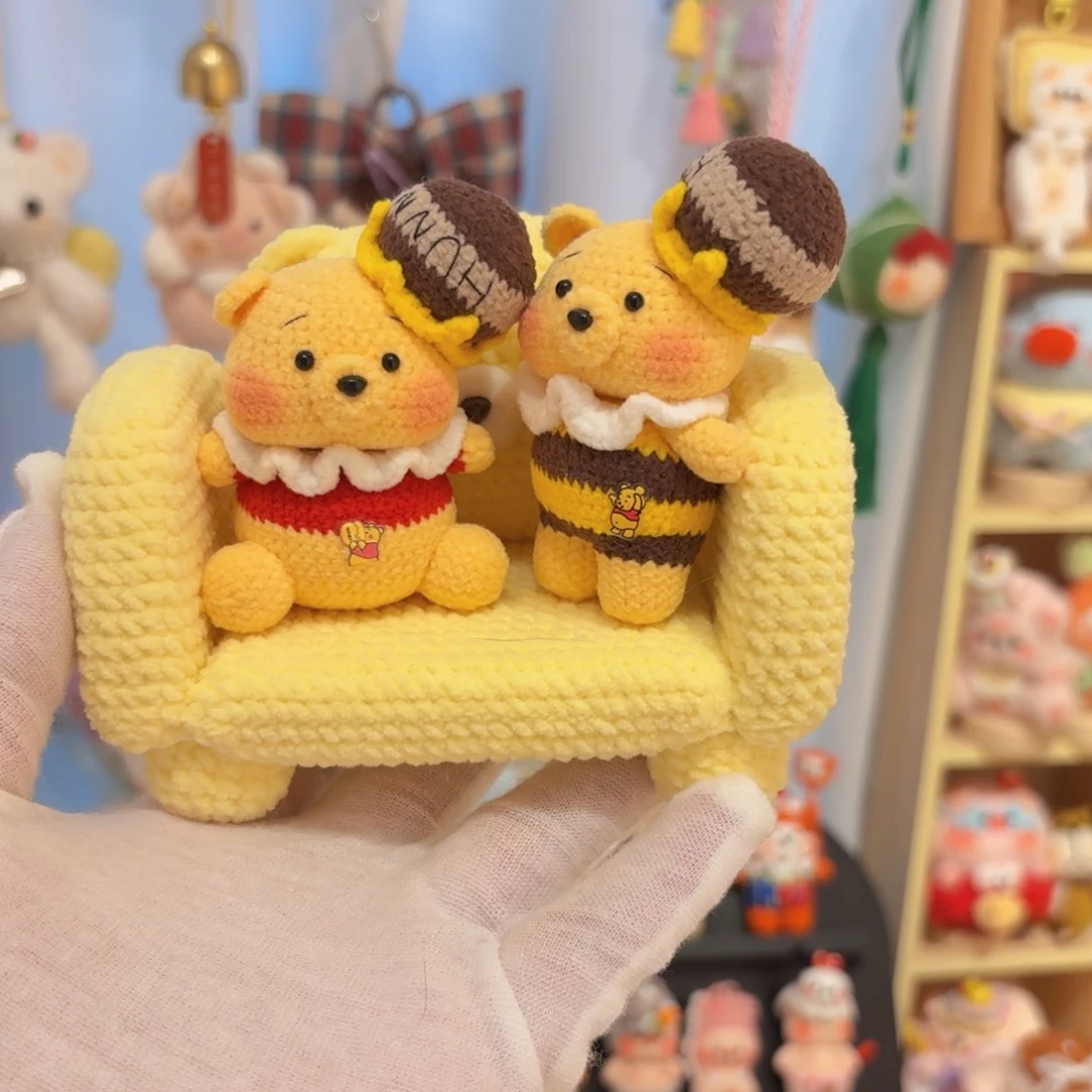 针织品做场景的小熊