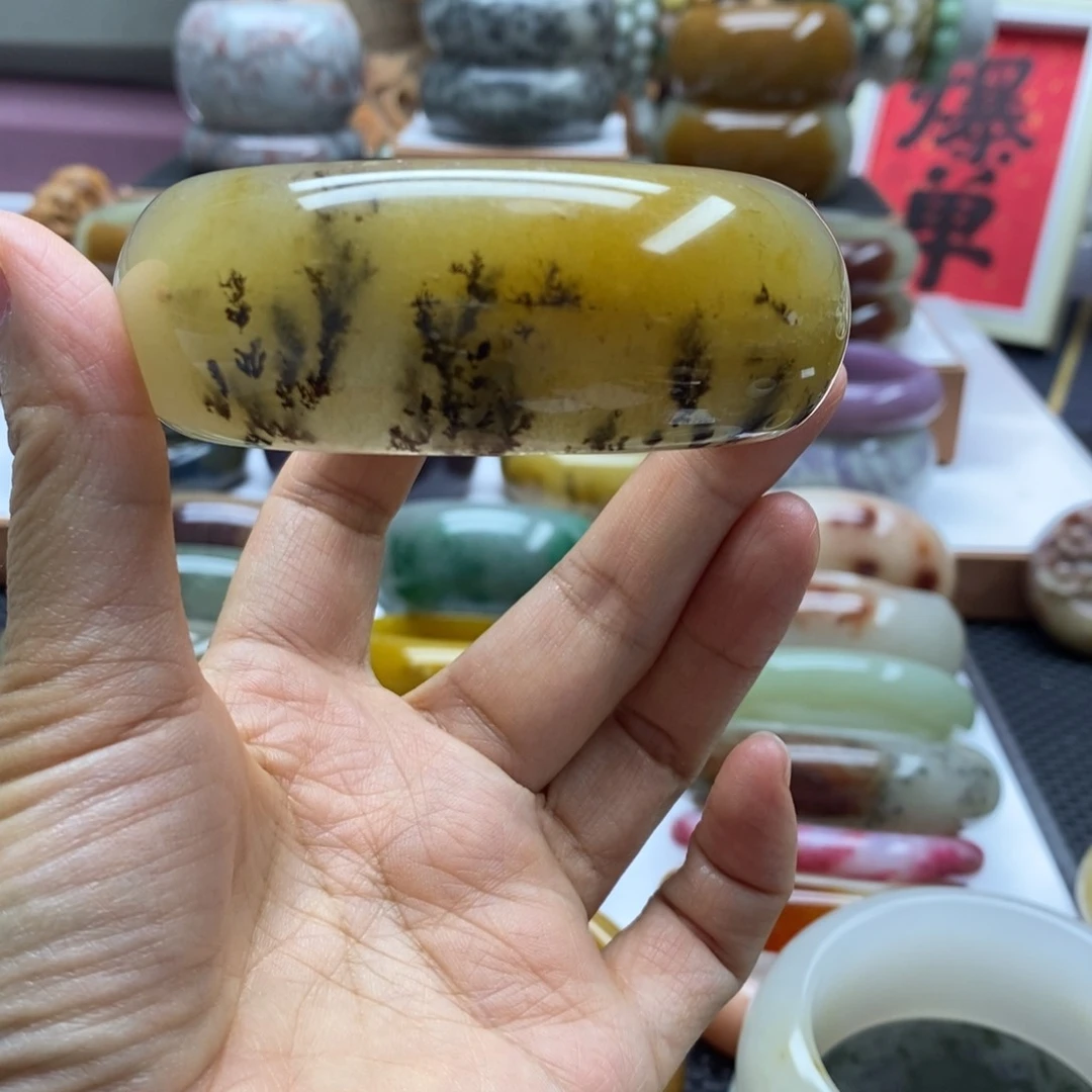 如***意石英岩玉手镯未镶嵌